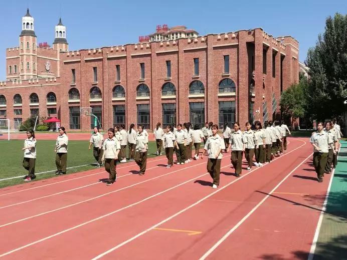 奋勇拼搏 不畏艰难：领略黑利伯瑞10年级新生军训风采！