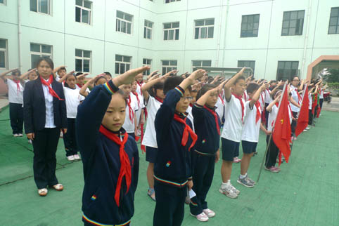 北大附校小学部学生参加中国少年先锋队