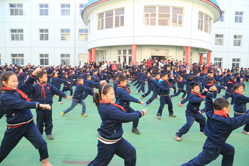 北大附属实验小学部举行家长开放日活动学生表演图二